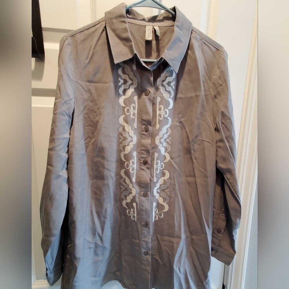 Sahalie sz large  button up long sleeve shirt. grey western embroidery